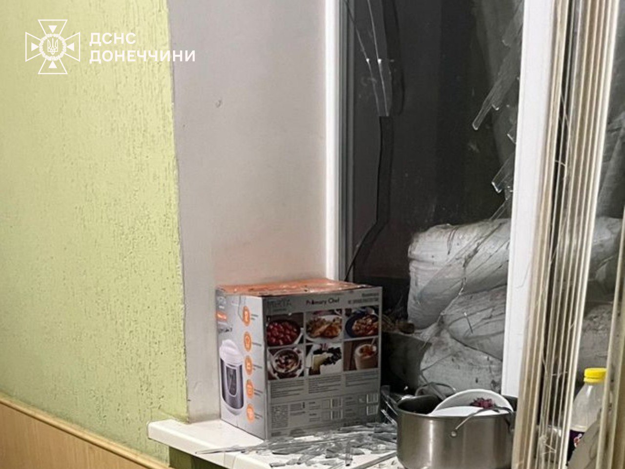 Пошкодження будівлі рятувальної частини після обстрілу