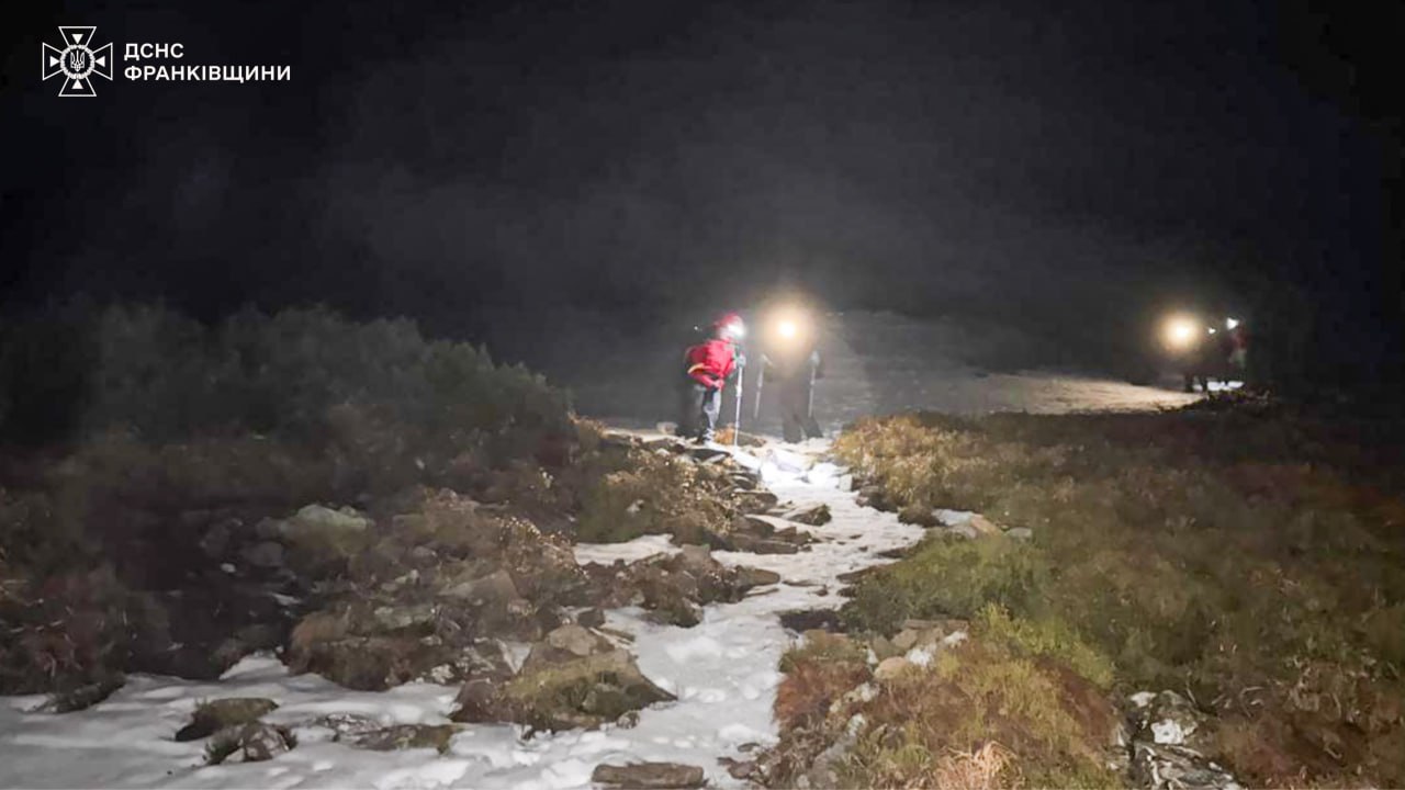 Рятувальники розшукали туристів поблизу Говерли
