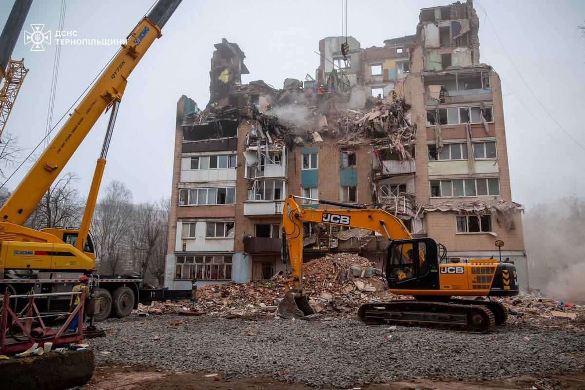 Тернопіль: рятувальники продовжують працювати на завалах