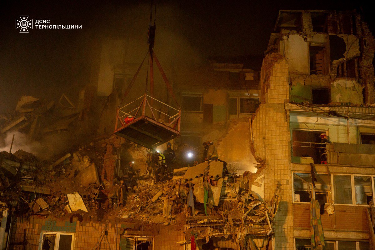 Рятувальні роботи після удару у Тернополі