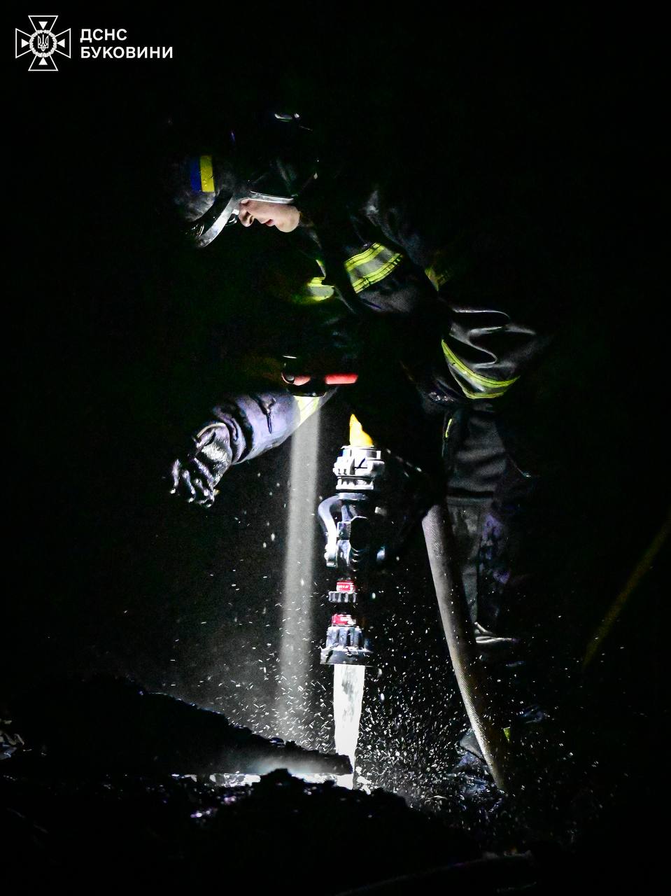 Робота рятувальників у темряві і небезпеці