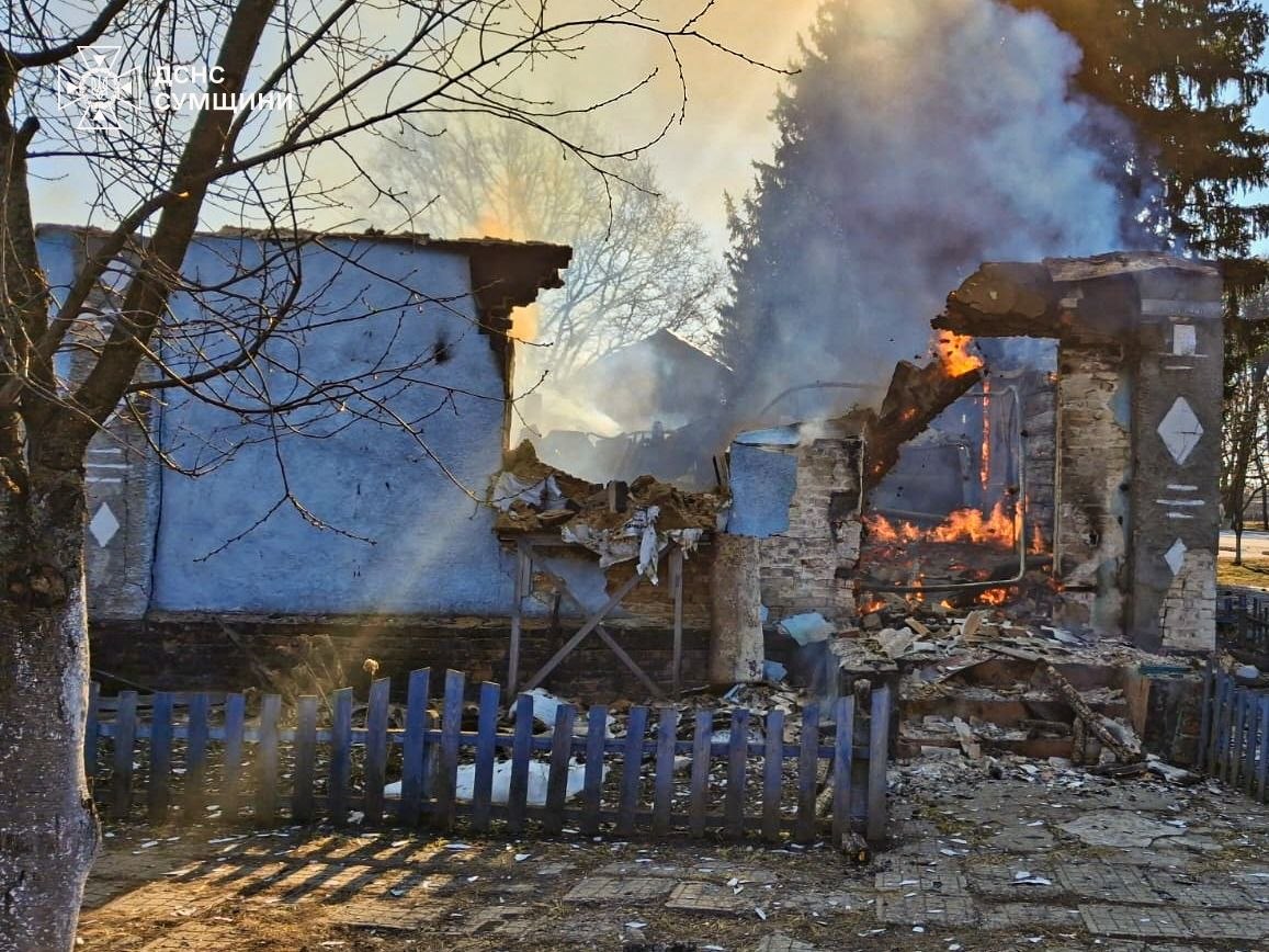 Атака російських безпілотників по пожежному депо