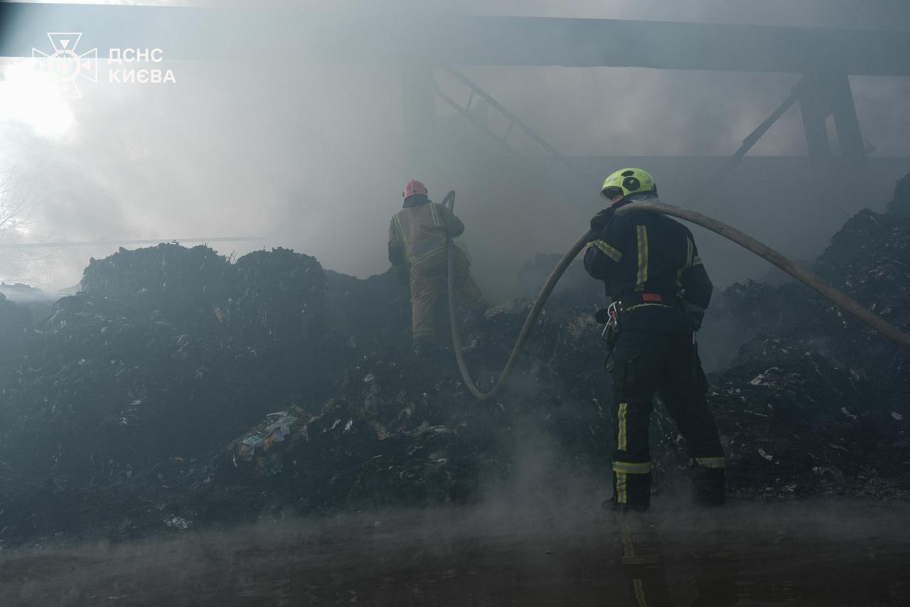Рятувальники ліквідували пожежу в Києві