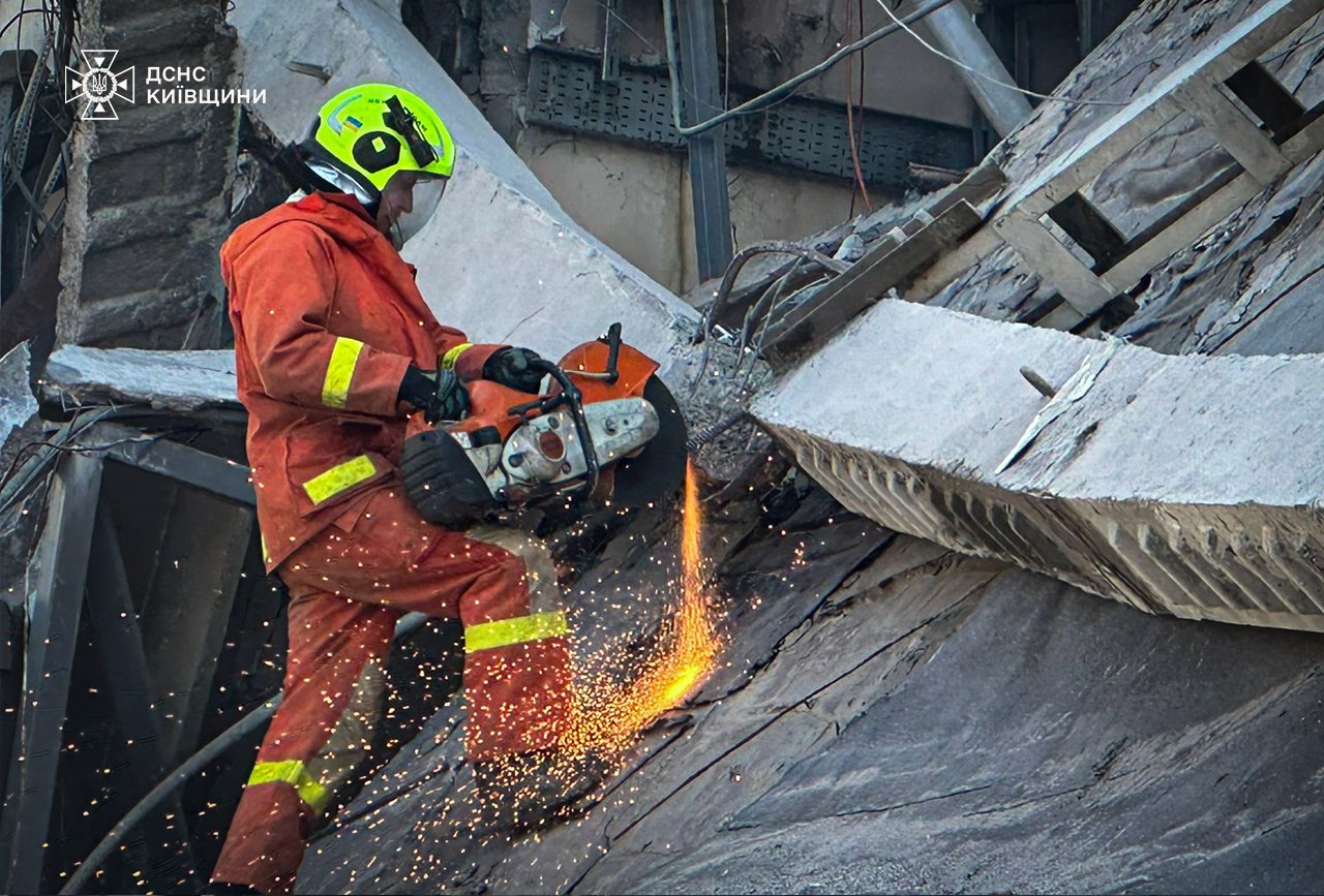 Розбір завалів на Київщині: верхолази ДСНС