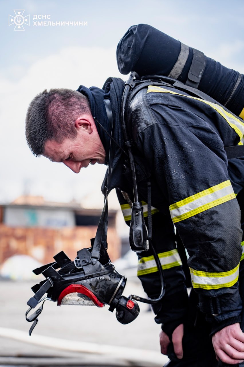 Фото тижня про втому рятувальників ДСНС