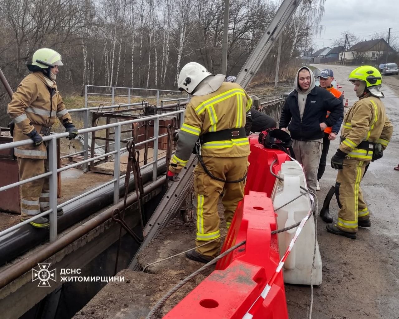 Витягнули двох бобрів з пастки в Андрушівці