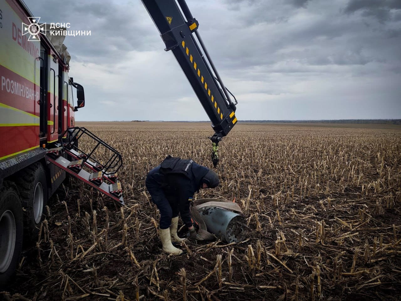 ДСНС: сапери знешкодили уламки ракети на Київщині