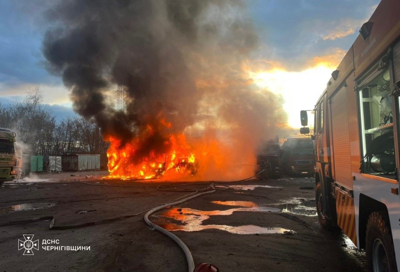 Російський БпЛА влучив у автостоянку