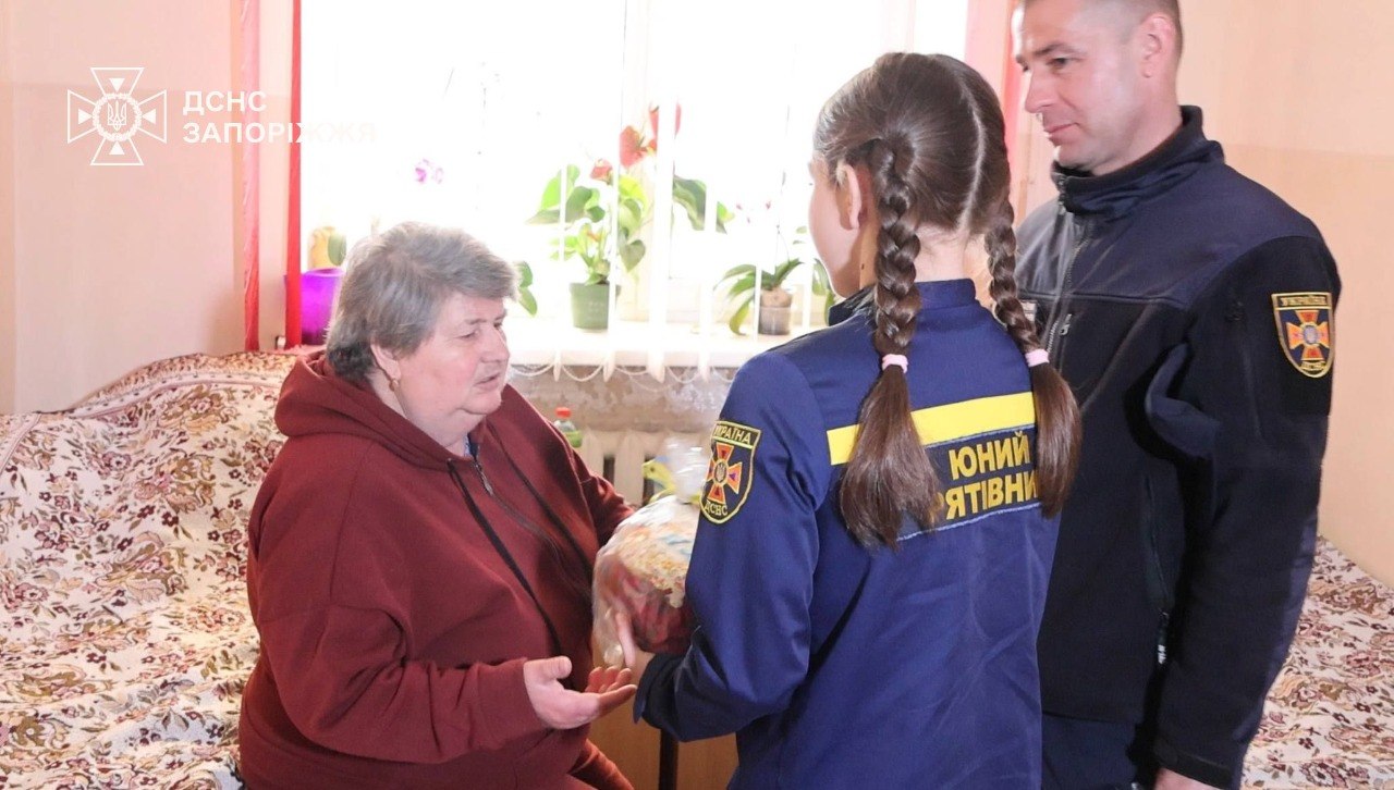Офіцери-рятувальники передали паски евакуйованим на Великдень