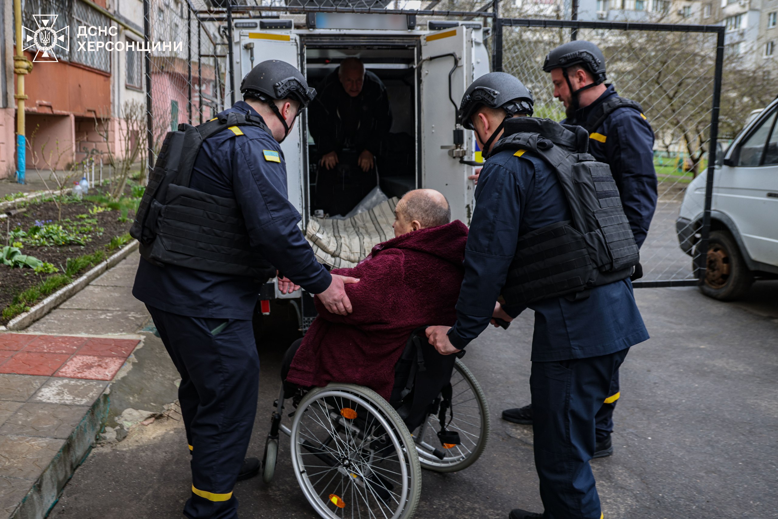 Рятувальники евакуювали двох чоловіків у Херсоні