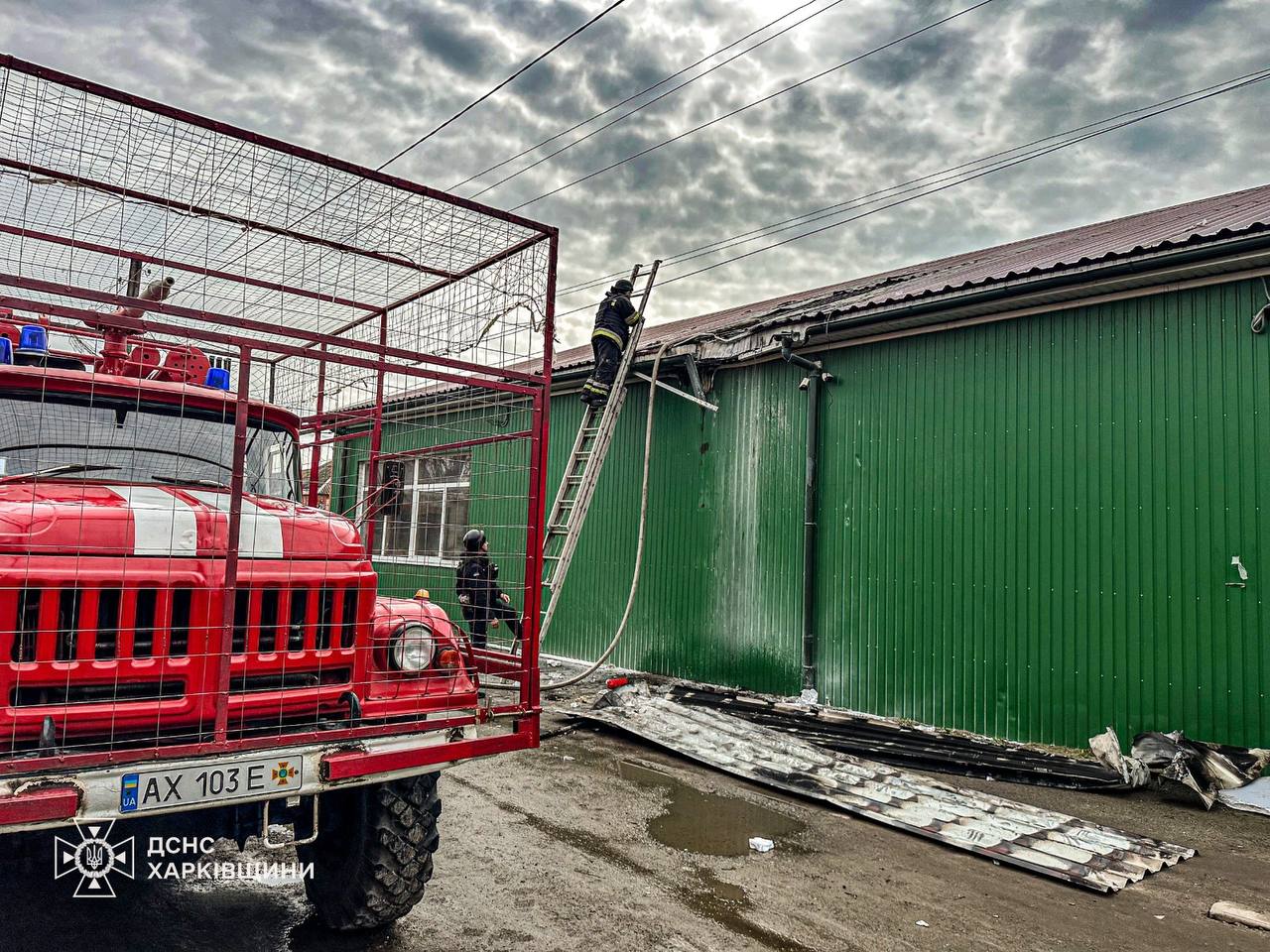 У Золочеві російський удар: пожежа в магазині, 2 постраждалі