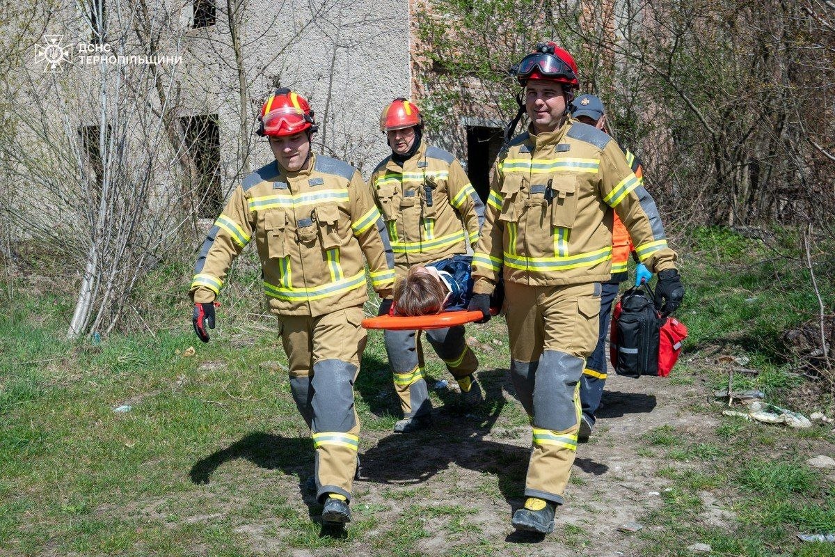 Тернополі тренування ДСНС: пошук під завалами