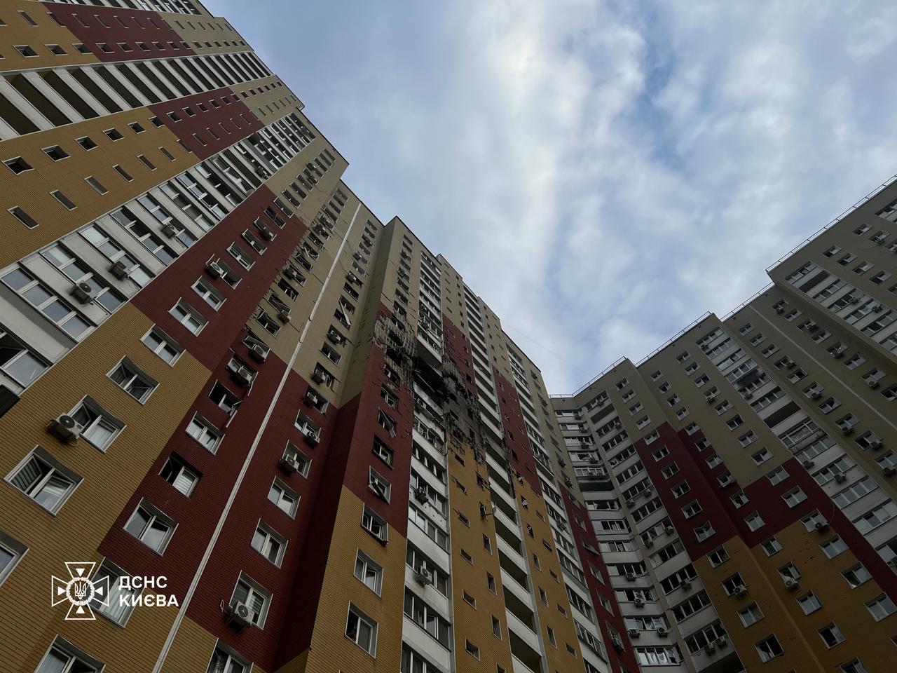 У Києві рятувальники ліквідували пожежі та тривають роботи