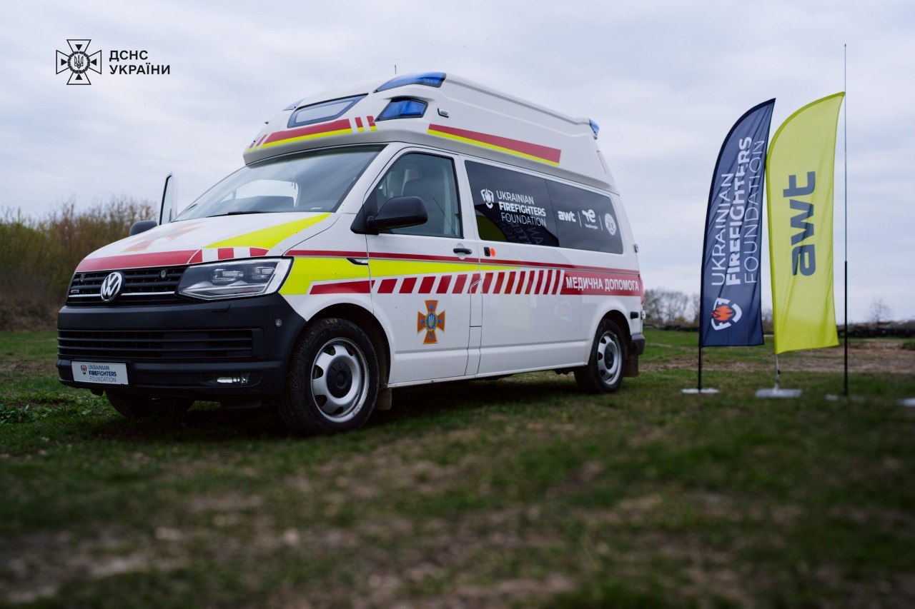 Передача ДСНС повнопривідного медичного авто від Ukrainian FireFighters Foundation