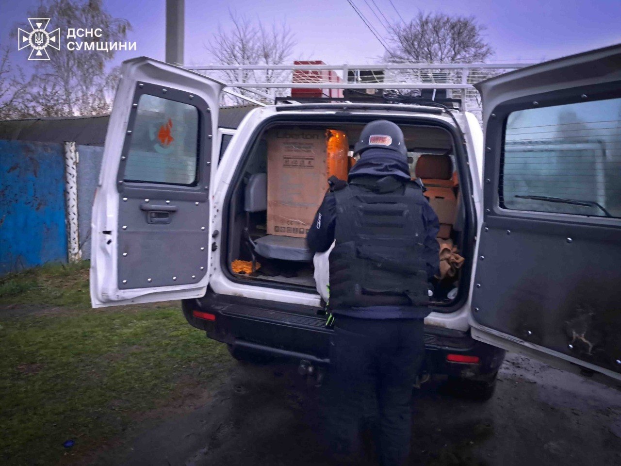 Рятувальники евакуювали двох людей на бронеавтомобілі ДСНС