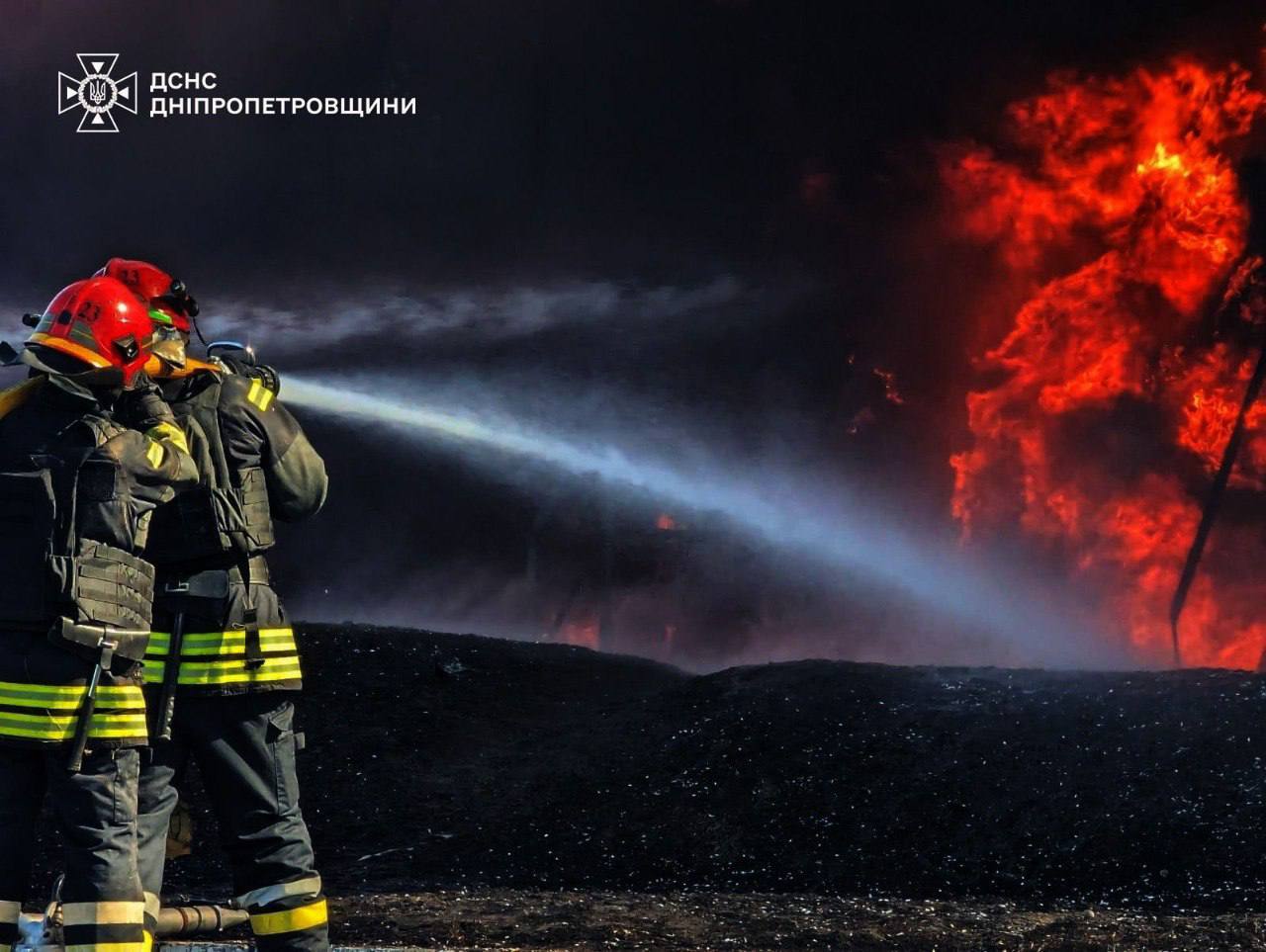 Рятувальники гасять пожежу після обстрілів