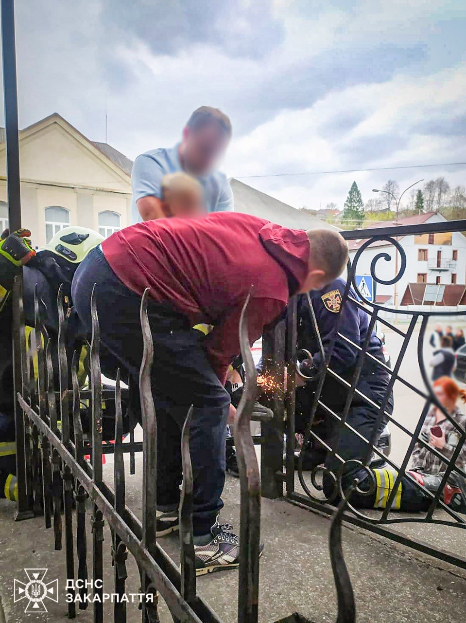 На Закарпатті рятувальники визволили хлопчика зі штиря