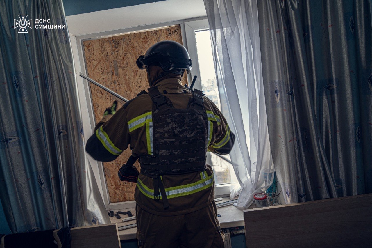 У Сумах рятувальники ліквідовують наслідки атак
