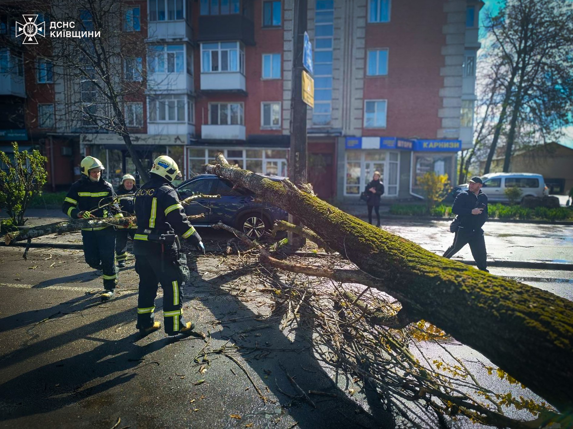 Рятувальники ліквідують наслідки негоди в регіонах