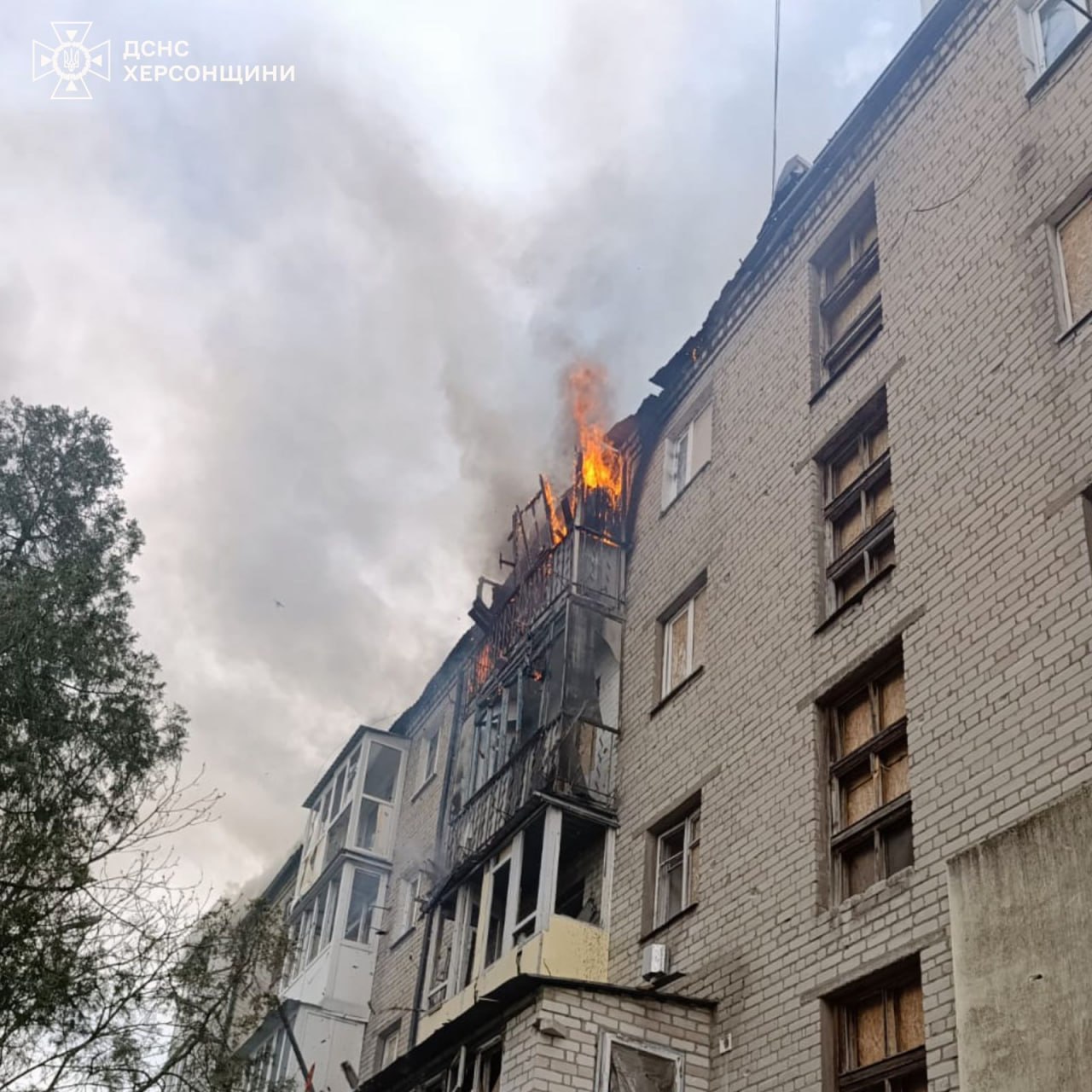 Херсон: двоє людей врятовано після атаки