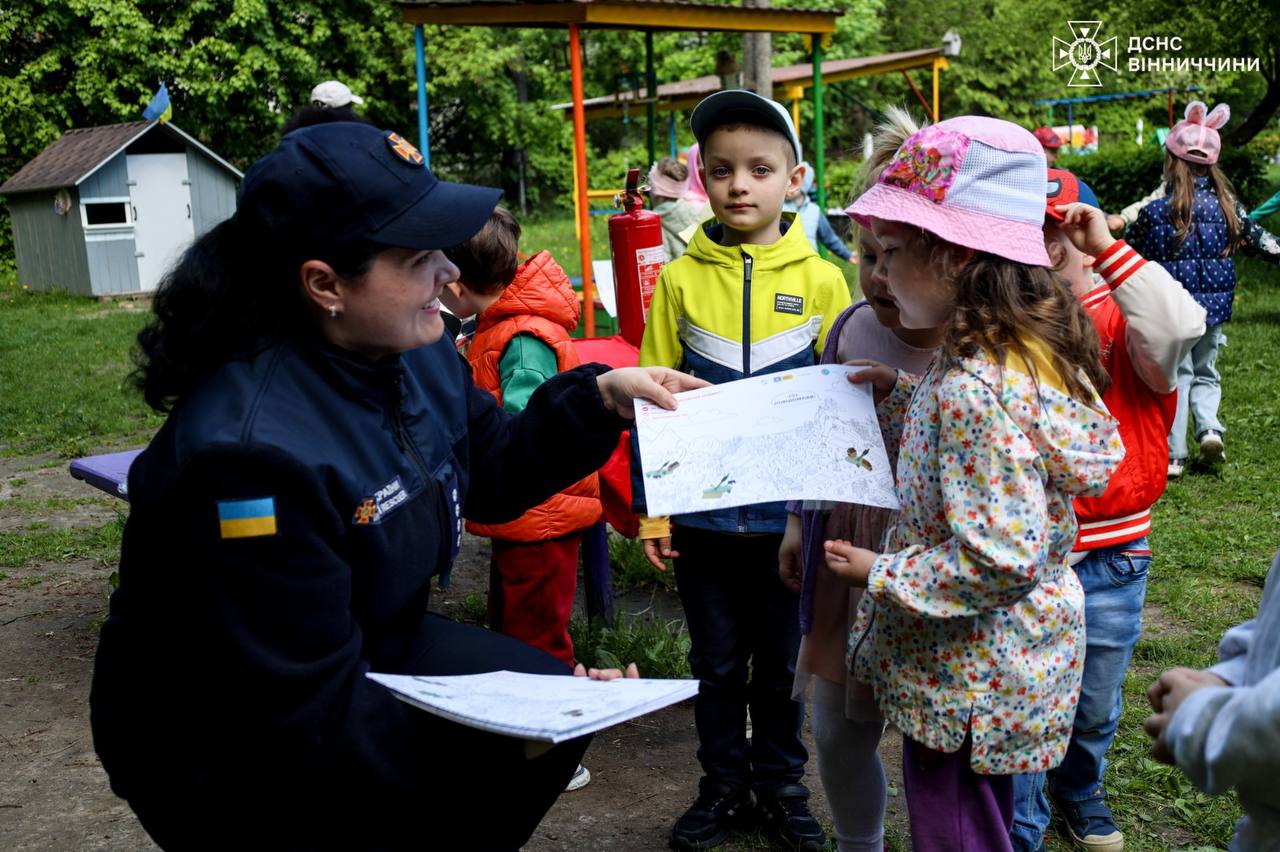 У Вінниці рятувальниця навчала дошкільнят безпеки