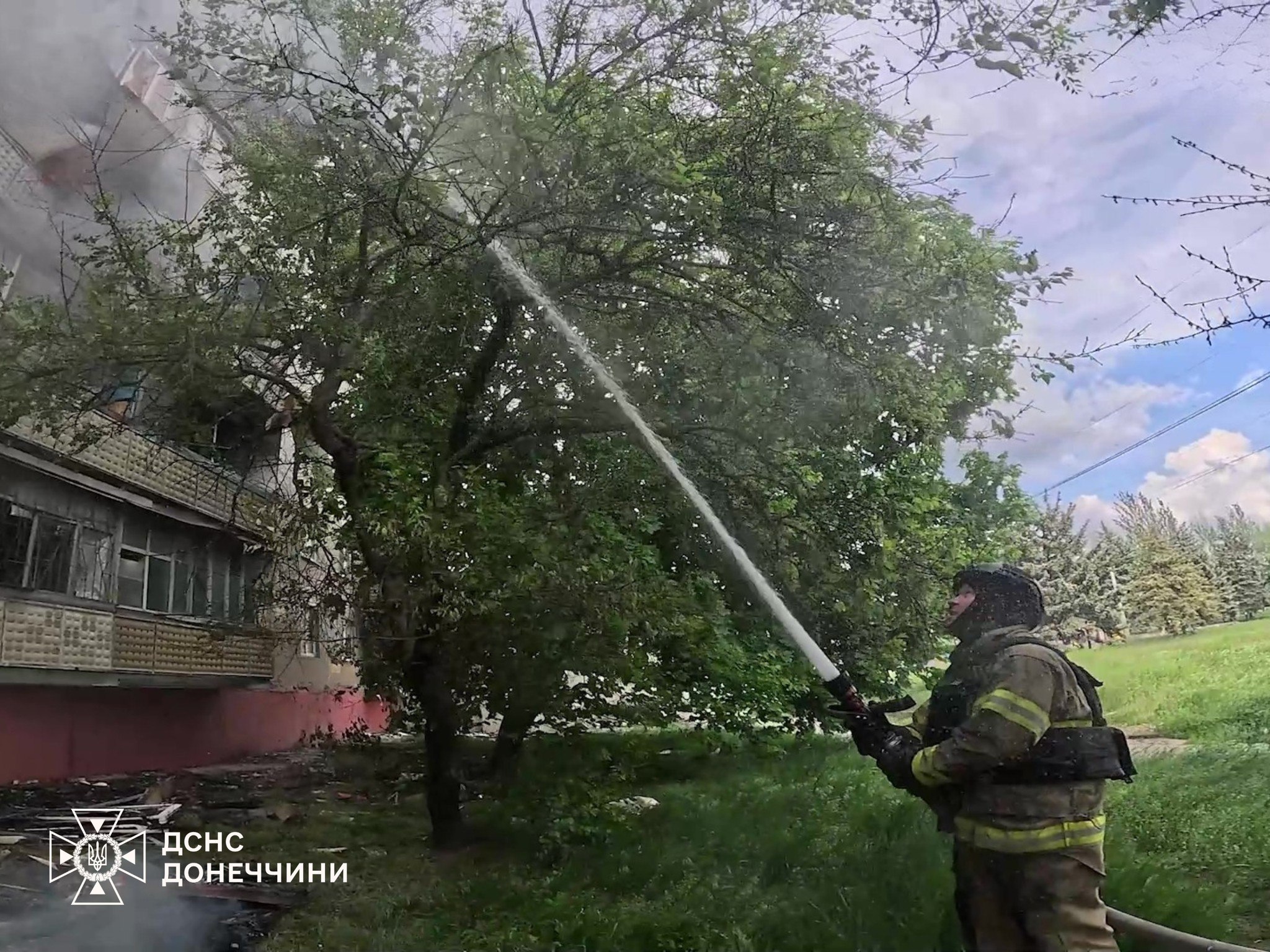 Донеччина: врятували 2 людей з 9-поверхівки у Дружківці