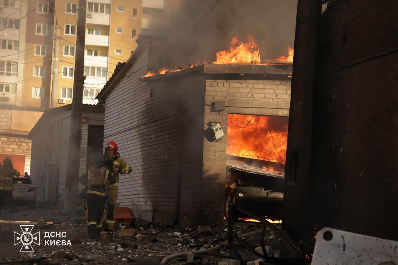 У Києві постраждалих 64 після нічного обстрілу