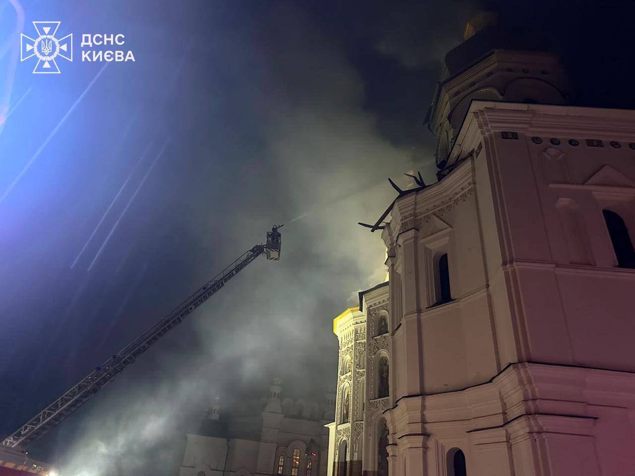 Київ: рятувальники ліквідовують наслідки атаки