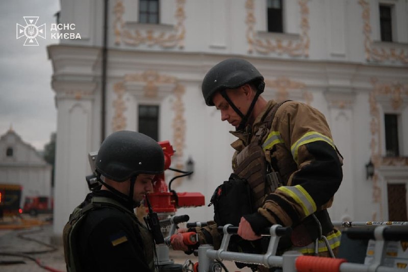 У Києві ліквідують наслідки російських ударів у Лаврі