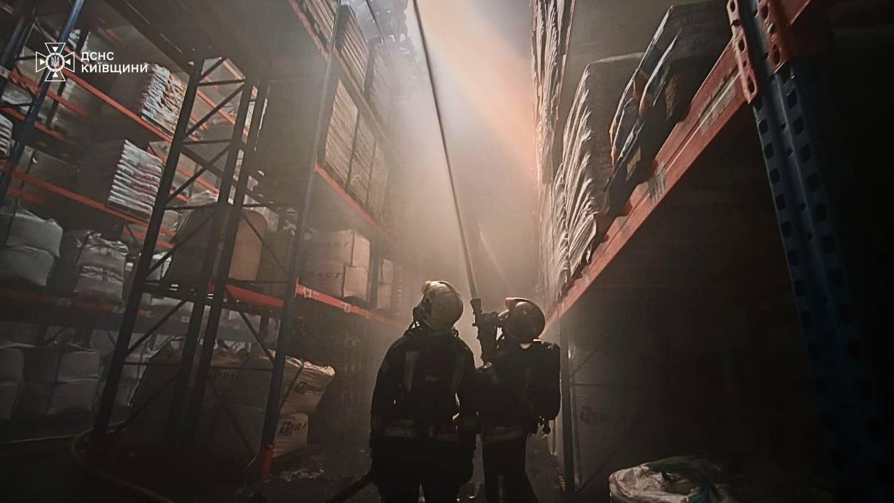 Рятувальники ліквідували наслідки атаки на Київщині