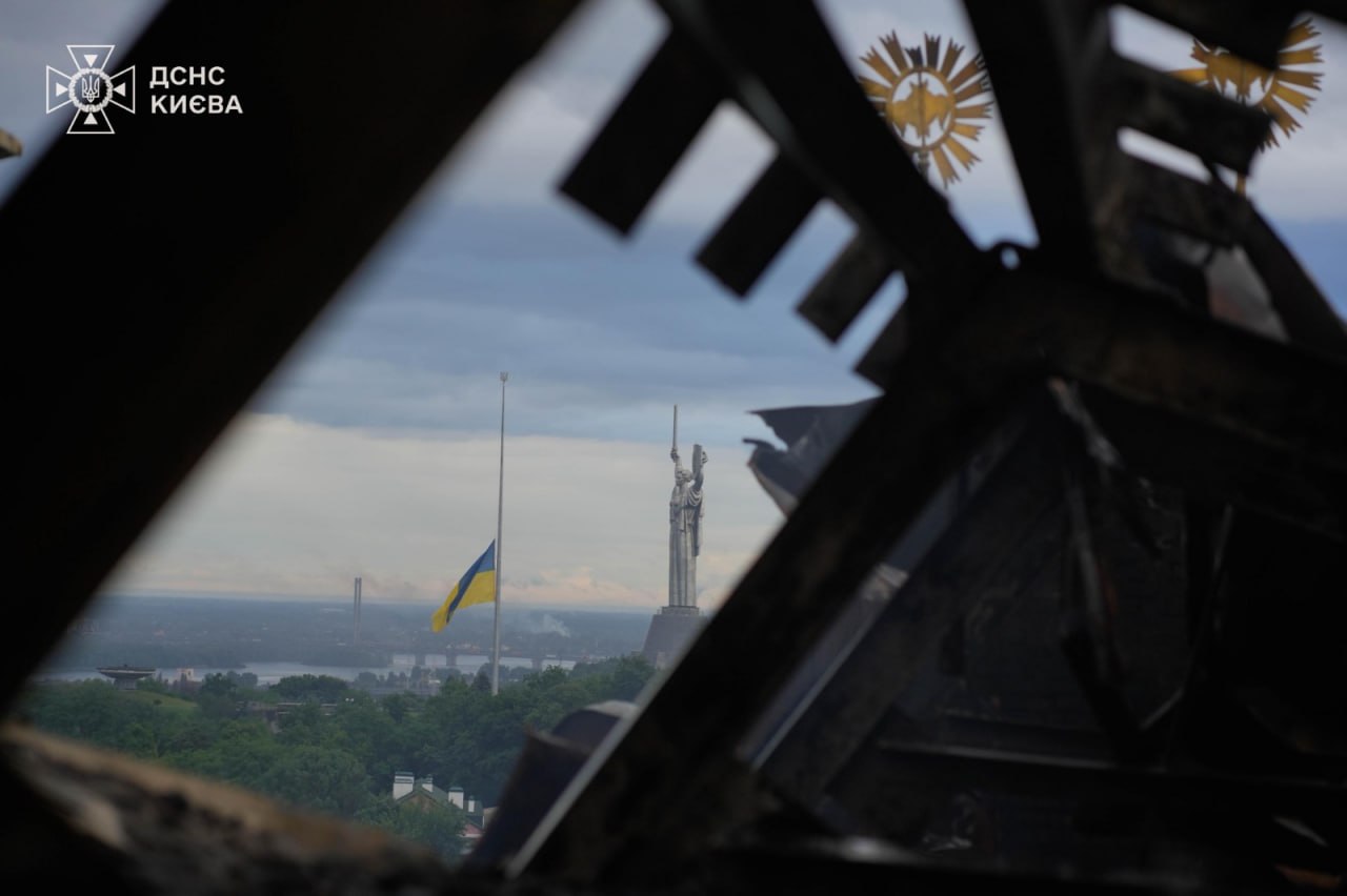 Приспущений прапор над Києвом: скорбота за втратами