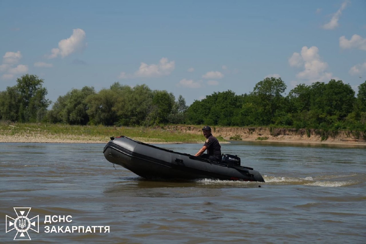 Рятувальники підняли тіло 10-річного хлопчика з Тиси