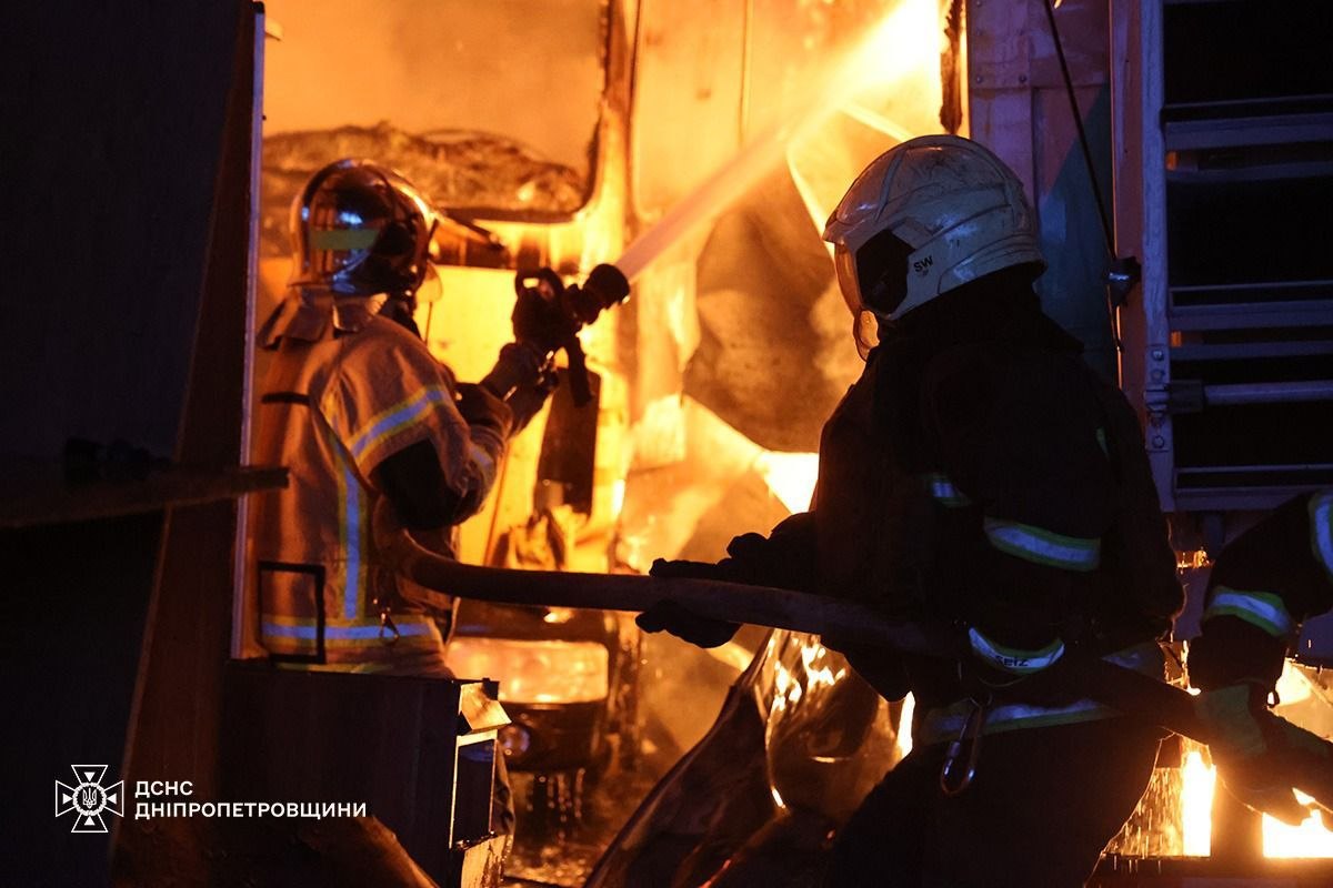 Рятувальники ліквідували наслідки ворожих ударів на Дніпропетровщині