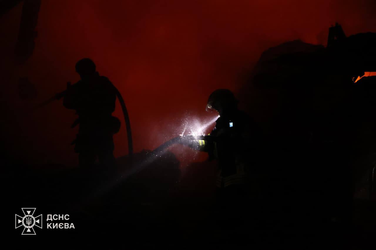 Рятувальники ліквідували пожежу в Києві після обстрілу