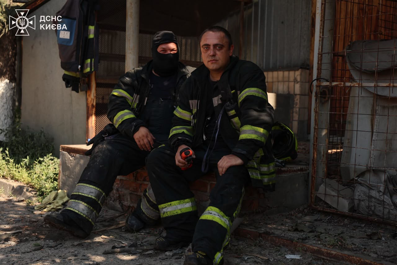 Рятувальники ліквідували наслідки нічної атаки в Києві