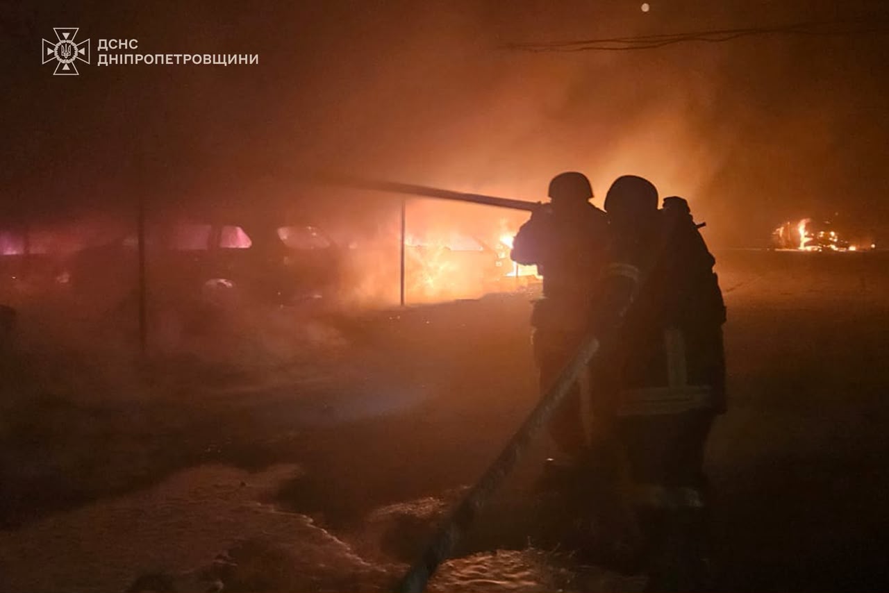 Дніпропетровщина: 2 постраждали, пожежі після ударів