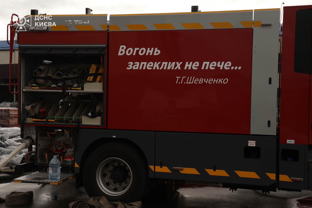 Рятувальники ліквідували пожежі в Києві після обстрілу