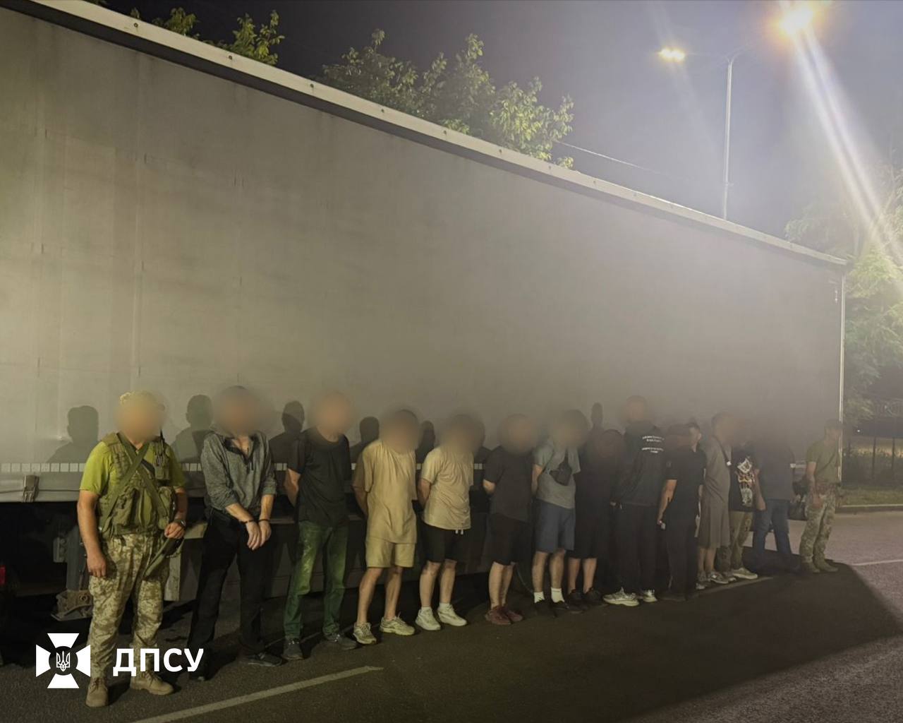 Замасковані під меблями: затримали 10 порушників