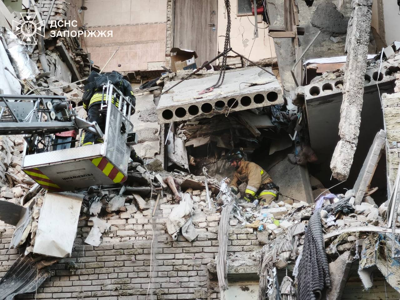 Фото тижня: авіаудар по житловому будинку в Запоріжжі