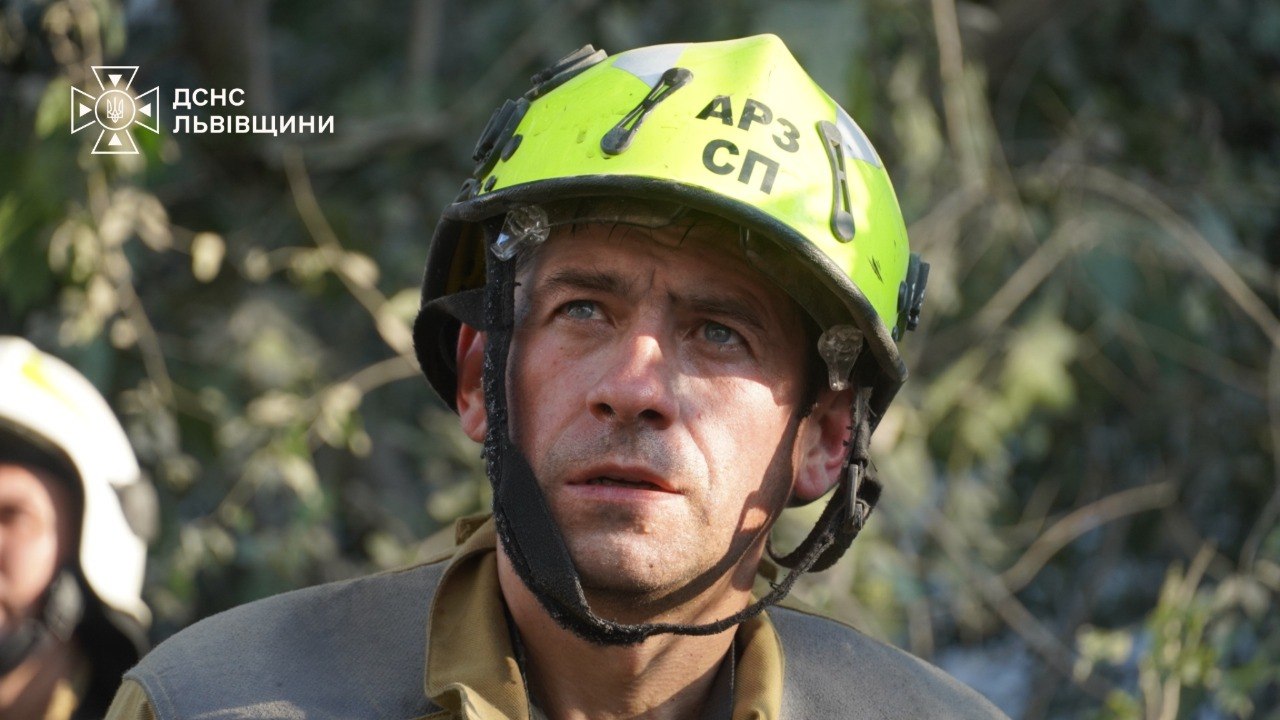 Українські рятувальники ліквідовують наслідки атаки