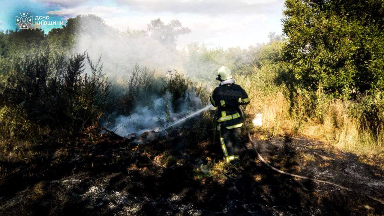 Пожежі на Київщині: загинув чоловік і опіки жінці