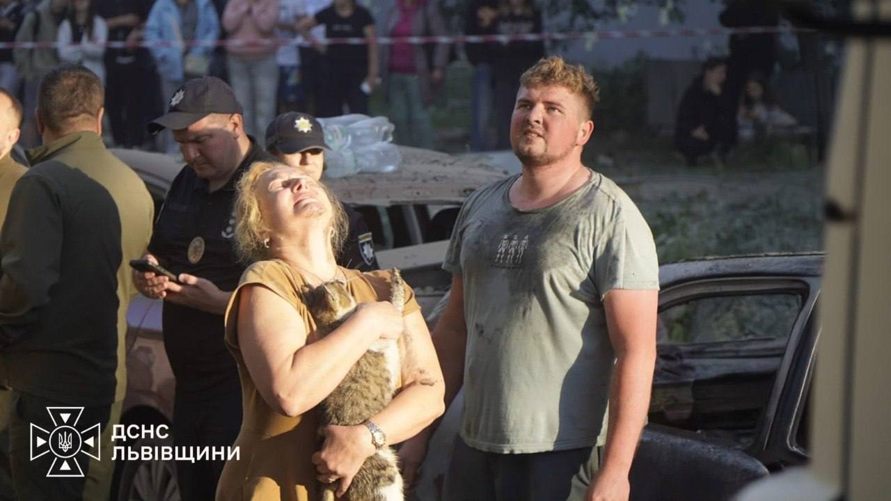Наслідки влучання у багатоповерхівку у Львові