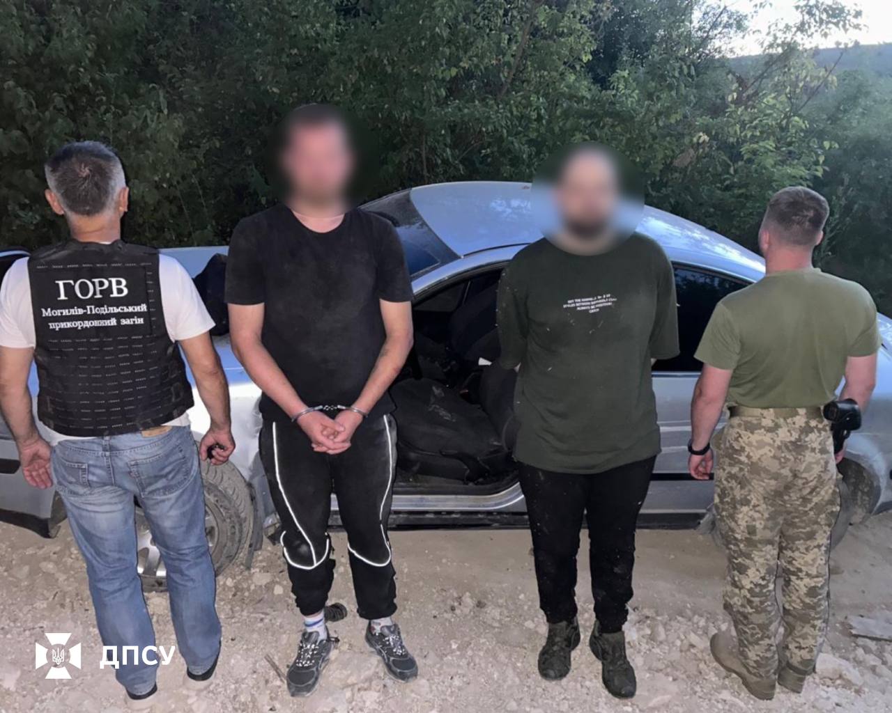 Двоє чоловіків напали на прикордонника