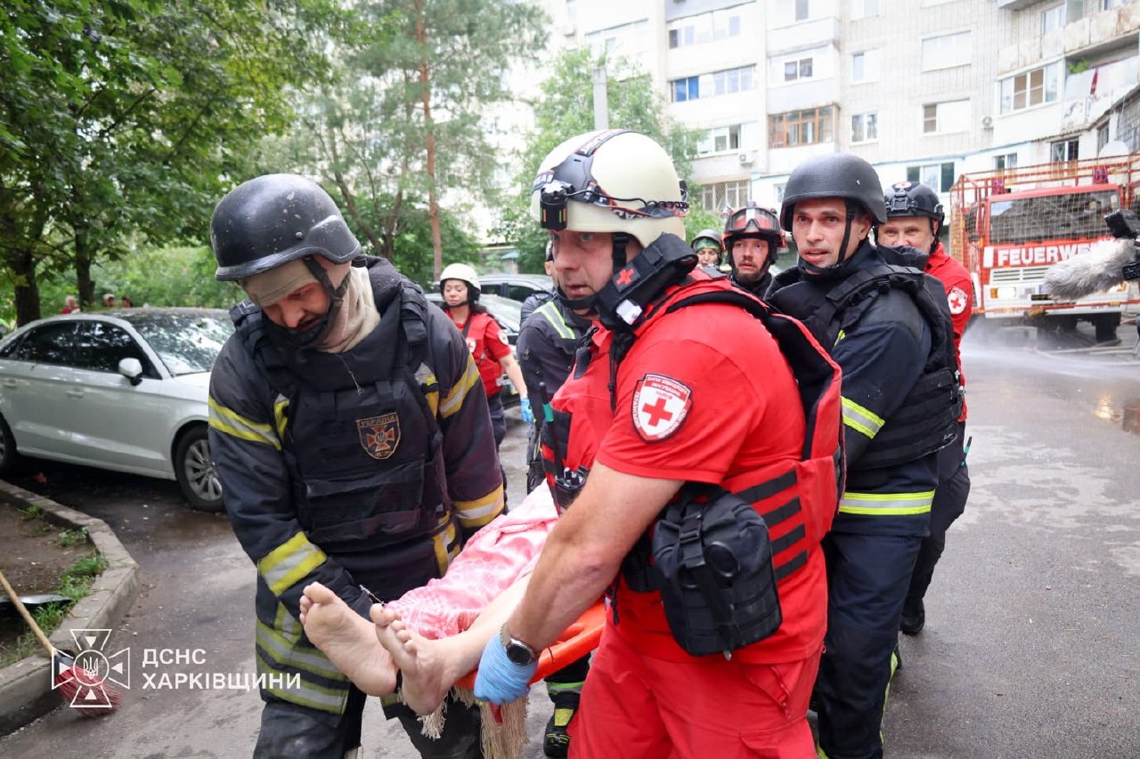 Харків: російські удари, вогнеборці врятували 7 людей