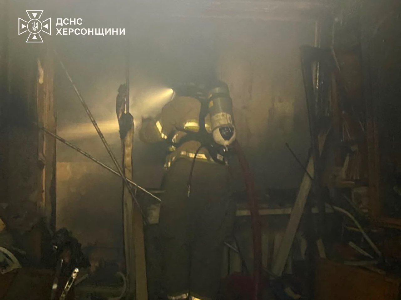 Херсон: вогнеборці врятували чоловіка з палаючої квартири