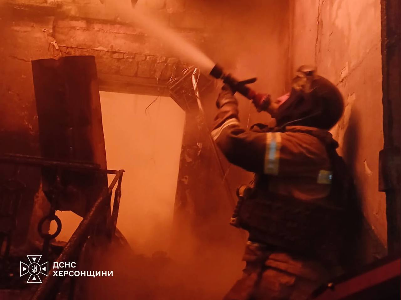 Рятувальники ліквідували наслідки атаки у Херсоні
