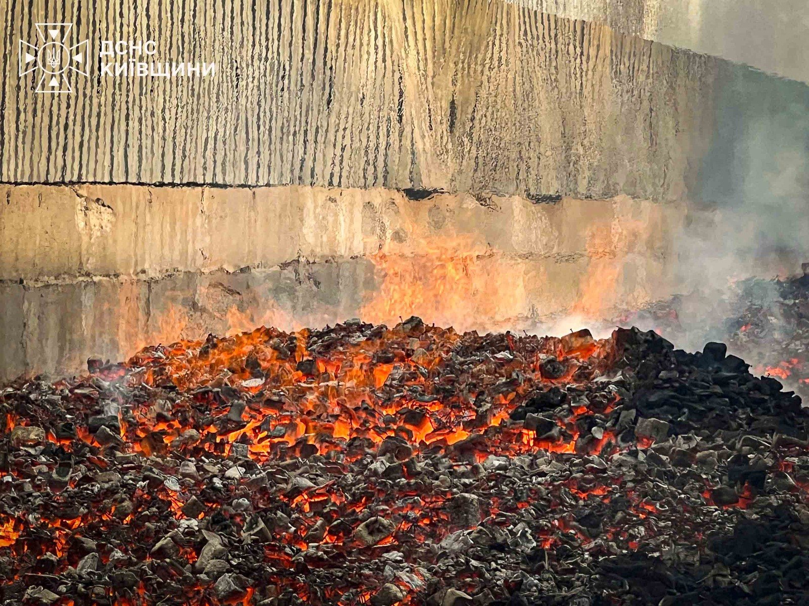 Рятувальники ліквідовують наслідки атаки на Київщині