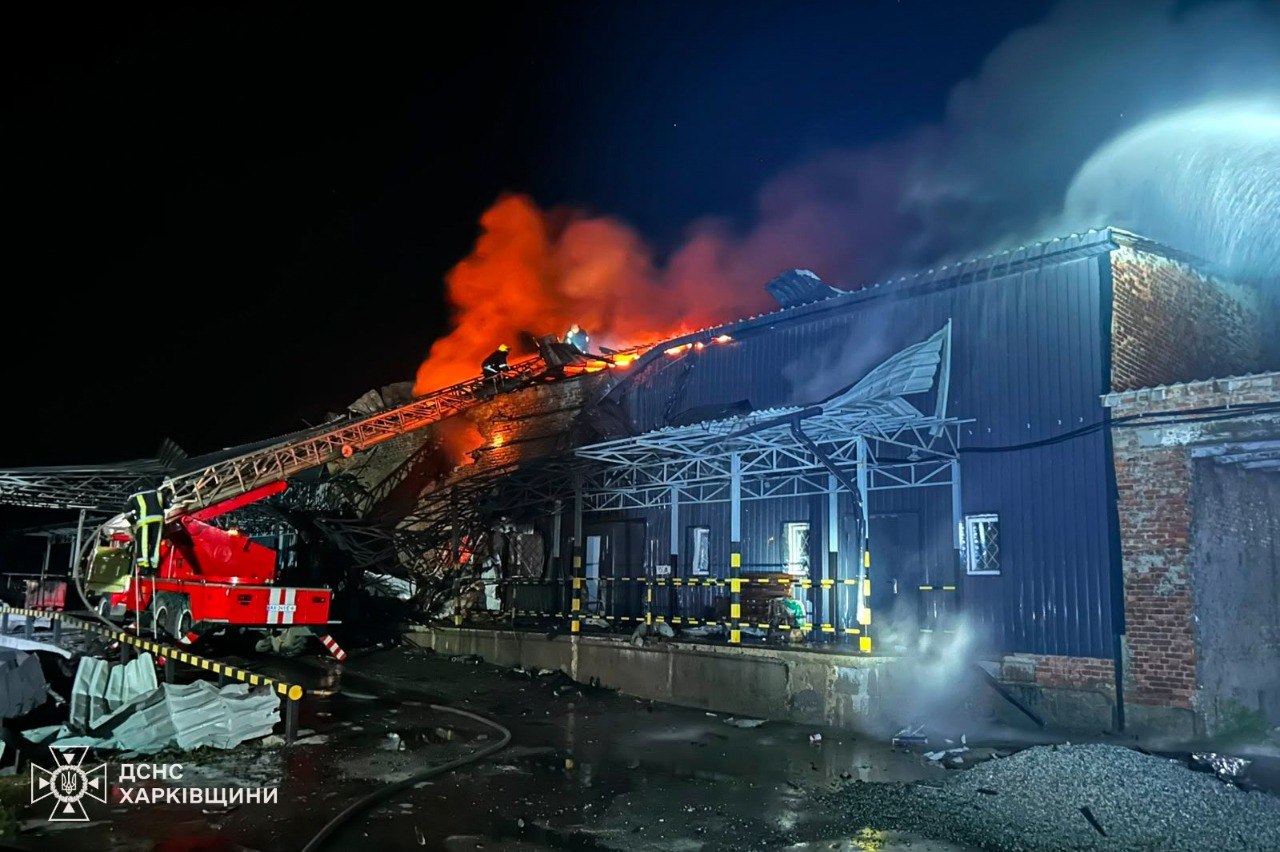 Росіяни вдарили безпілотниками по поштовому відділенню в Лозовій