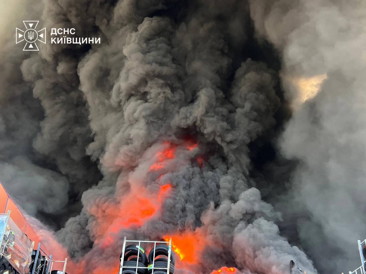Київщина: рятувальники ліквідовують наслідки повторної атаки
