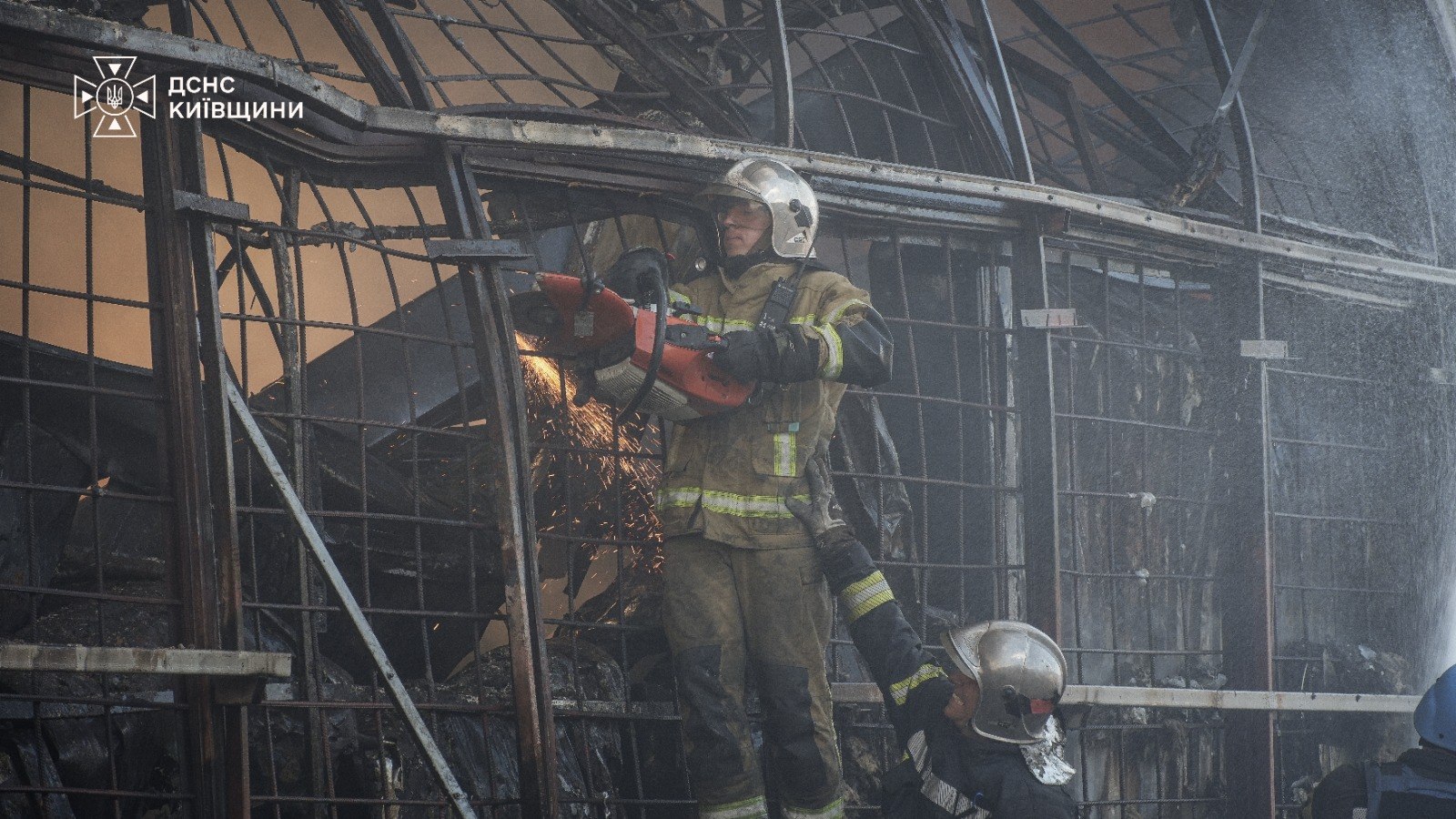 Київщина: внаслідок російського удару пожежа у складах